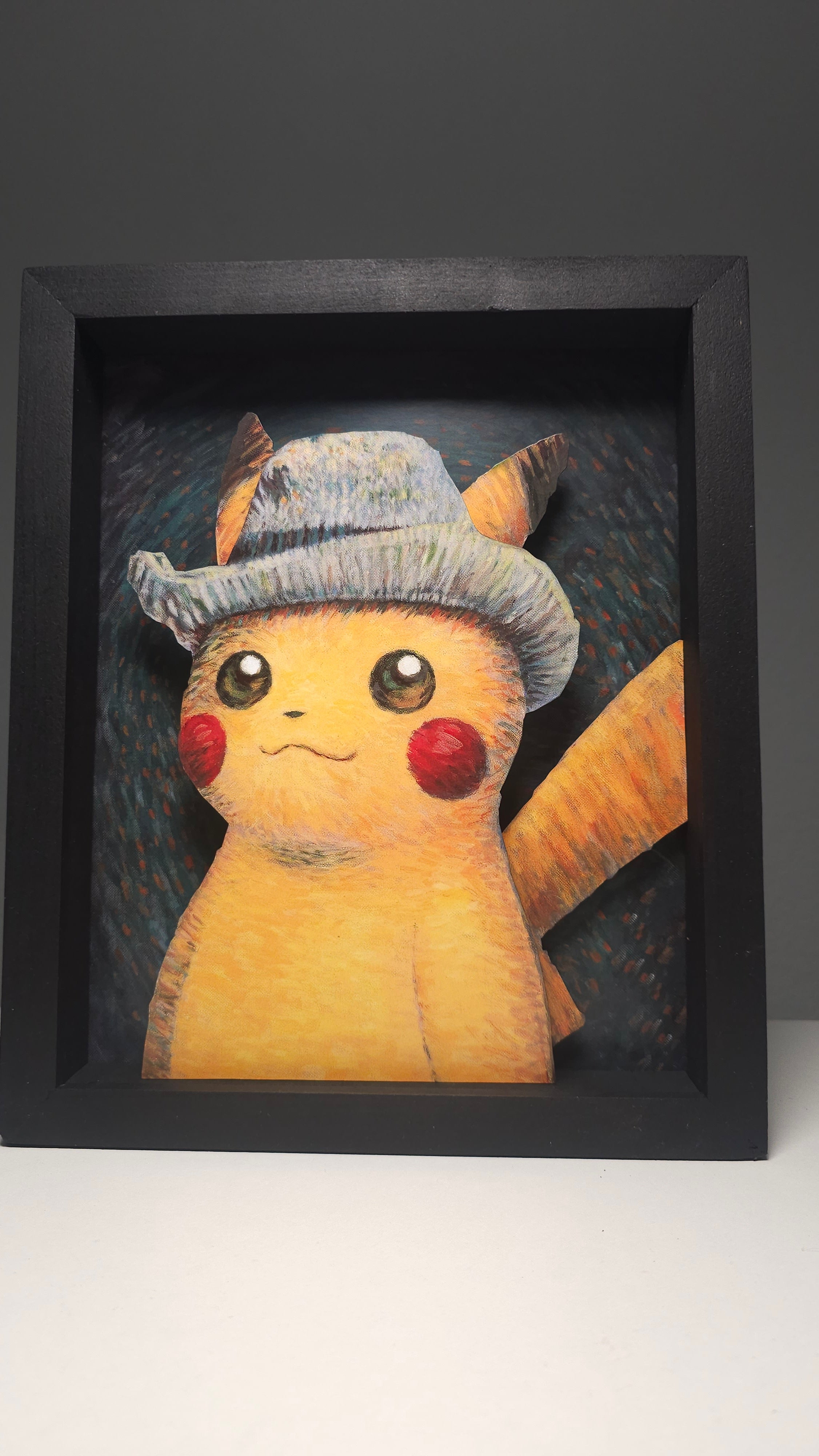 PIKACHU WITH GREY FELT HAT CUADRO (ENTREGA EN 2 SEMANAS)