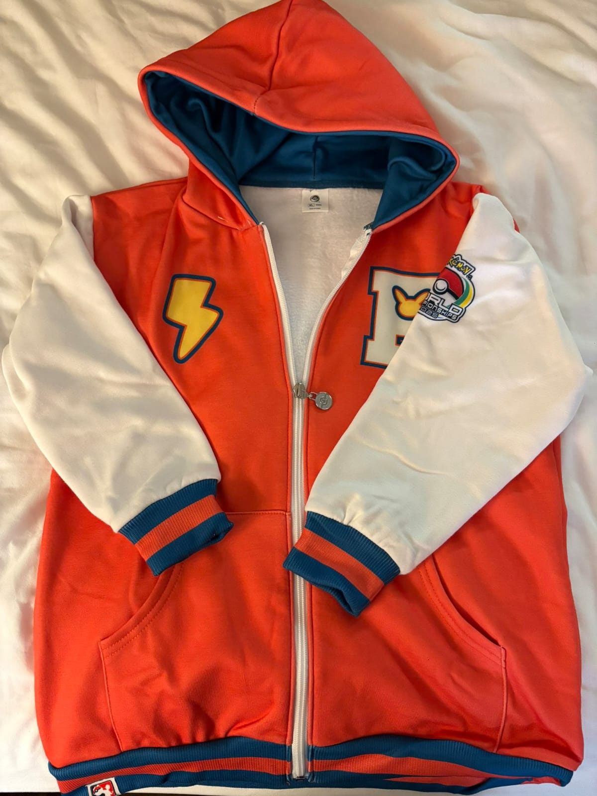 Zip Up Hoodie Naranja Pokemon Worlds Exclusive 2025 Anaheim -  Talla Young M